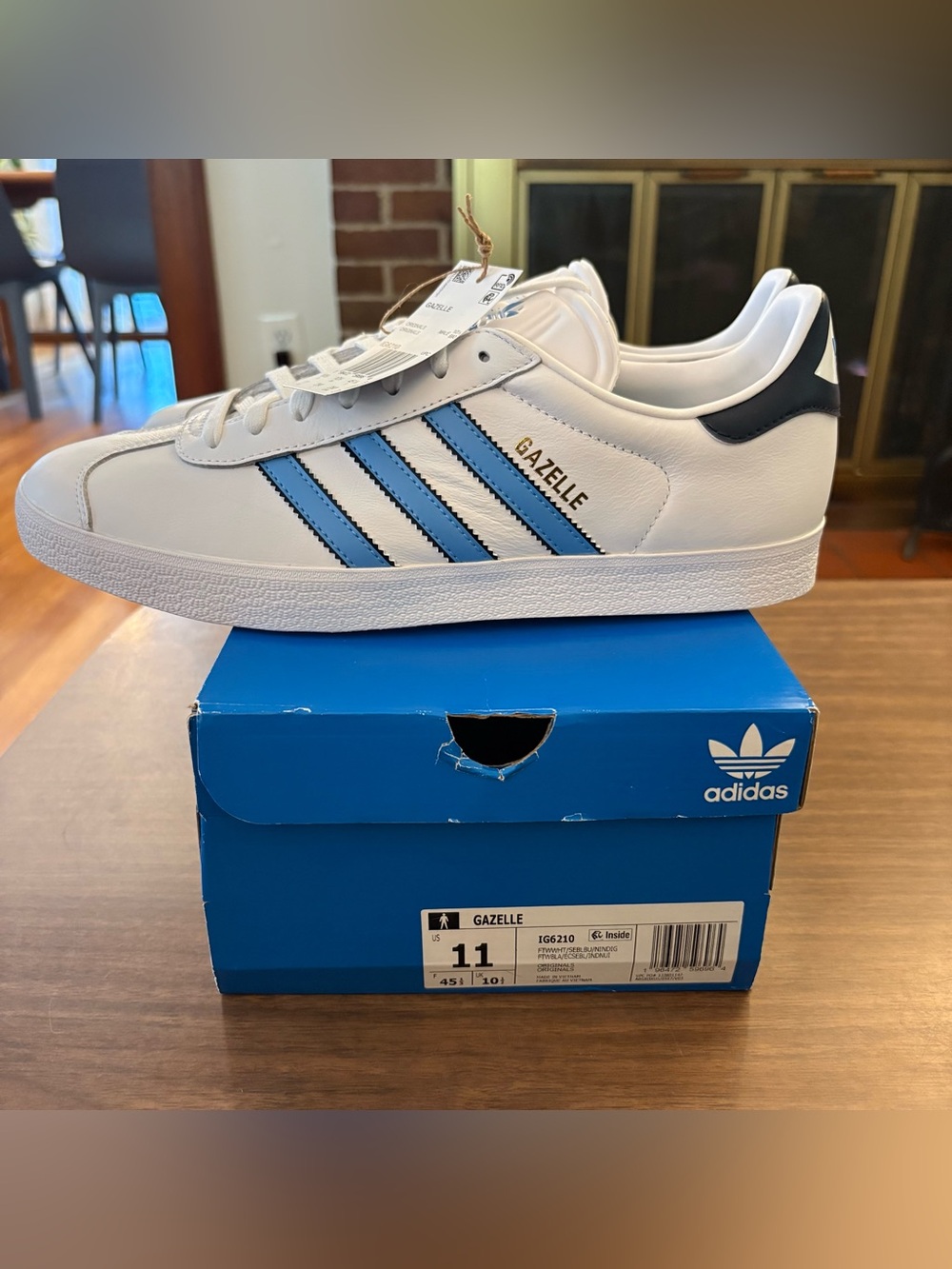 Brand new never worn Men’s white Adidas Gazelle!  Size 11.